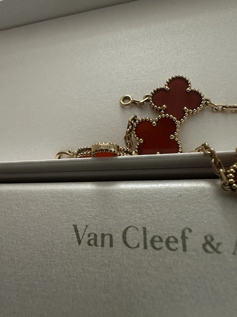 Van Cleef & Arpels : Bracelet Alhambra Vintage en or jaune 18 carats et cornaline à 5 motifs