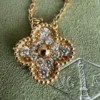 Collier pendentif vintage Alhambra en or jaune 18 carats et diamants Van Cleef & Arpels