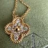 Collier pendentif vintage Alhambra en or jaune 18 carats et diamants Van Cleef & Arpels