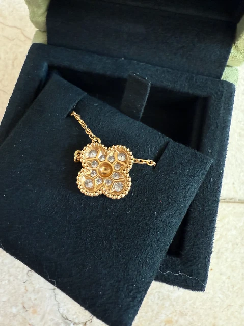 Collier pendentif vintage Alhambra en or jaune 18 carats et diamants Van Cleef & Arpels