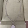 Collier long motif Magic Alhambra 1 de Van Cleef & Arpels en or blanc et diamants