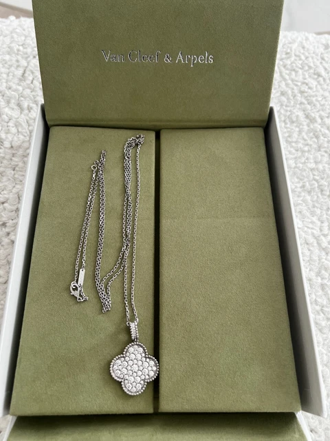 Collier long motif Magic Alhambra 1 de Van Cleef & Arpels en or blanc et diamants