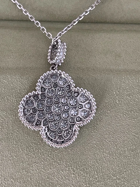 Collier long motif Magic Alhambra 1 de Van Cleef & Arpels en or blanc et diamants