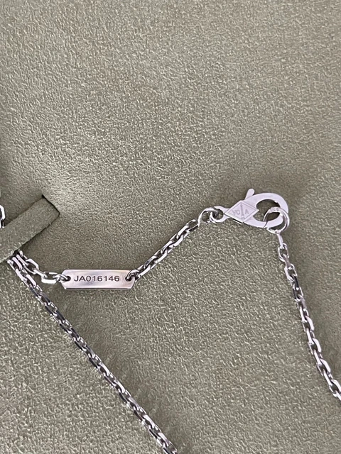 Collier long motif Magic Alhambra 1 de Van Cleef & Arpels en or blanc et diamants