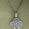 Collier long motif Magic Alhambra 1 de Van Cleef & Arpels en or blanc et diamants