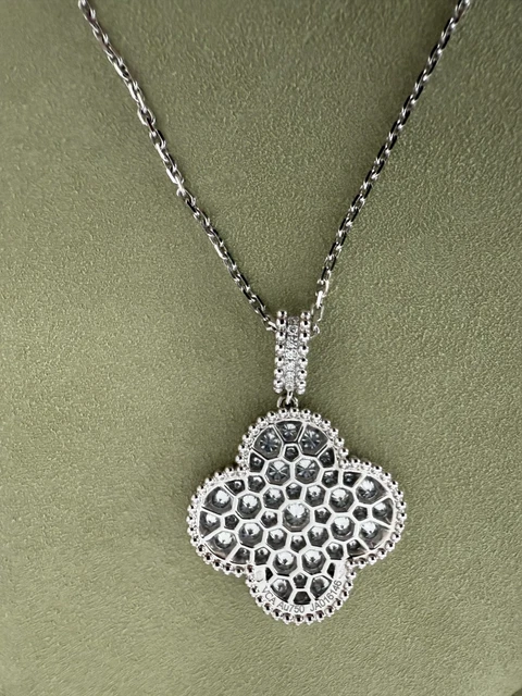 Collier long motif Magic Alhambra 1 de Van Cleef & Arpels en or blanc et diamants