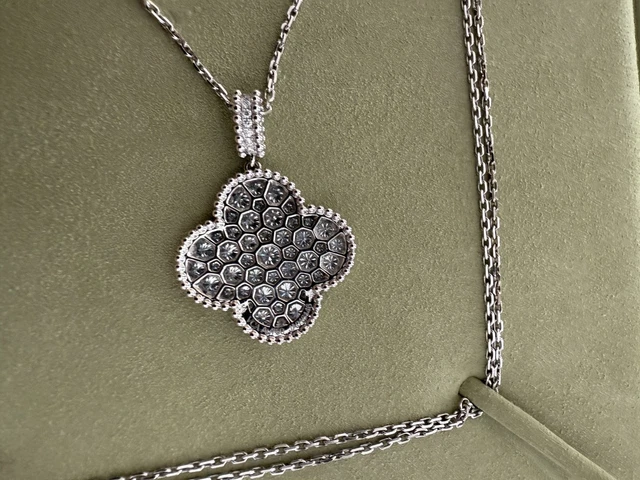 Collier long motif Magic Alhambra 1 de Van Cleef & Arpels en or blanc et diamants