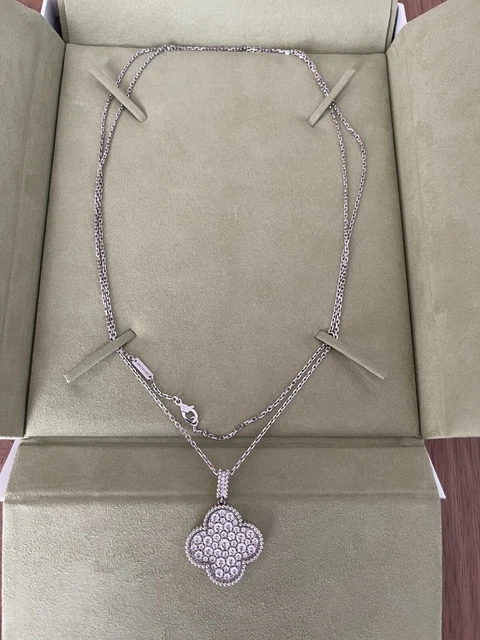 Collier long motif Magic Alhambra 1 de Van Cleef & Arpels en or blanc et diamants