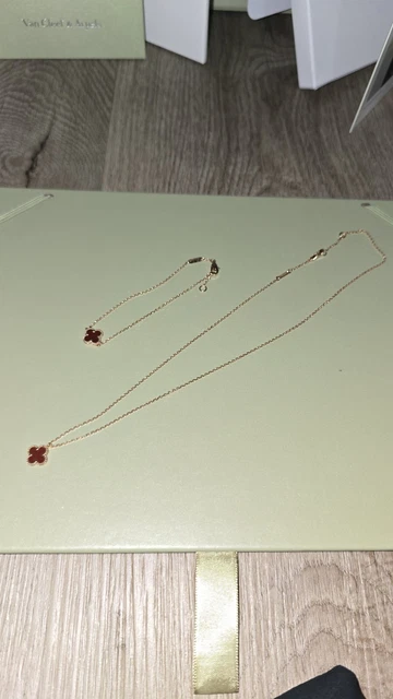 Collier et bracelet Van Cleef & Arpels Mini Alhambra rouge