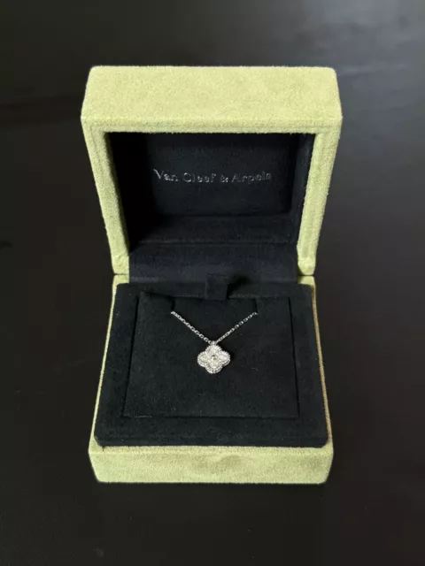 Collier pendentif en or blanc Van Cleef & Arpels Sweet Alhambra