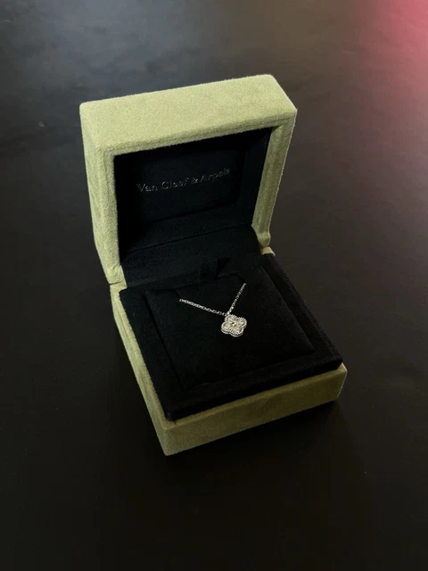 Collier pendentif en or blanc Van Cleef & Arpels Sweet Alhambra