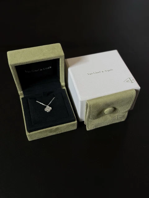 Collier pendentif en or blanc Van Cleef & Arpels Sweet Alhambra