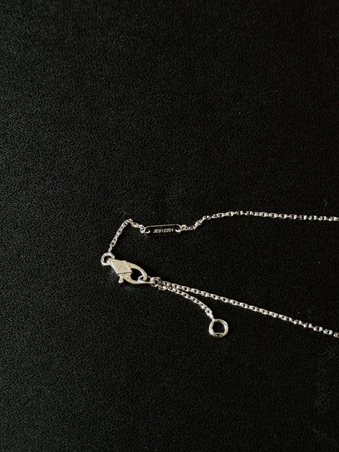 Collier pendentif en or blanc Van Cleef & Arpels Sweet Alhambra