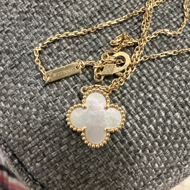 Ensemble complet de pendentifs Van Cleef & Arpels Vintage Alhambra en or jaune 18 carats