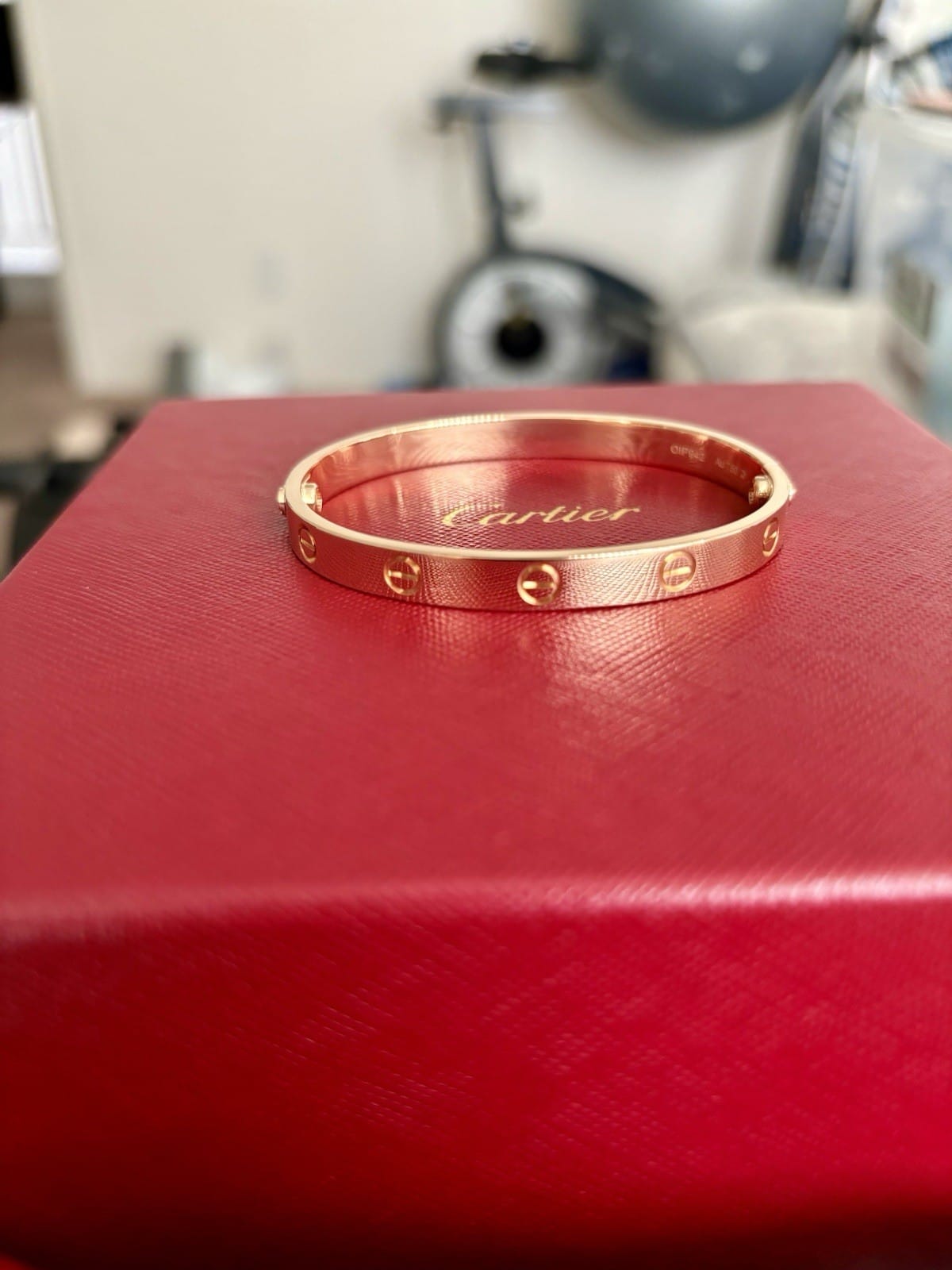 Bracelet Cartier Love en or rose 18 carats, taille 17, nouveau système à vis.