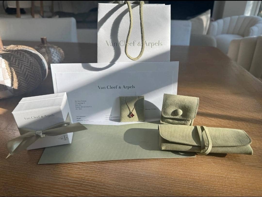 collier pendatif van cleef & Arpels sweet Alhambra en or rose 18 carats et cornaline