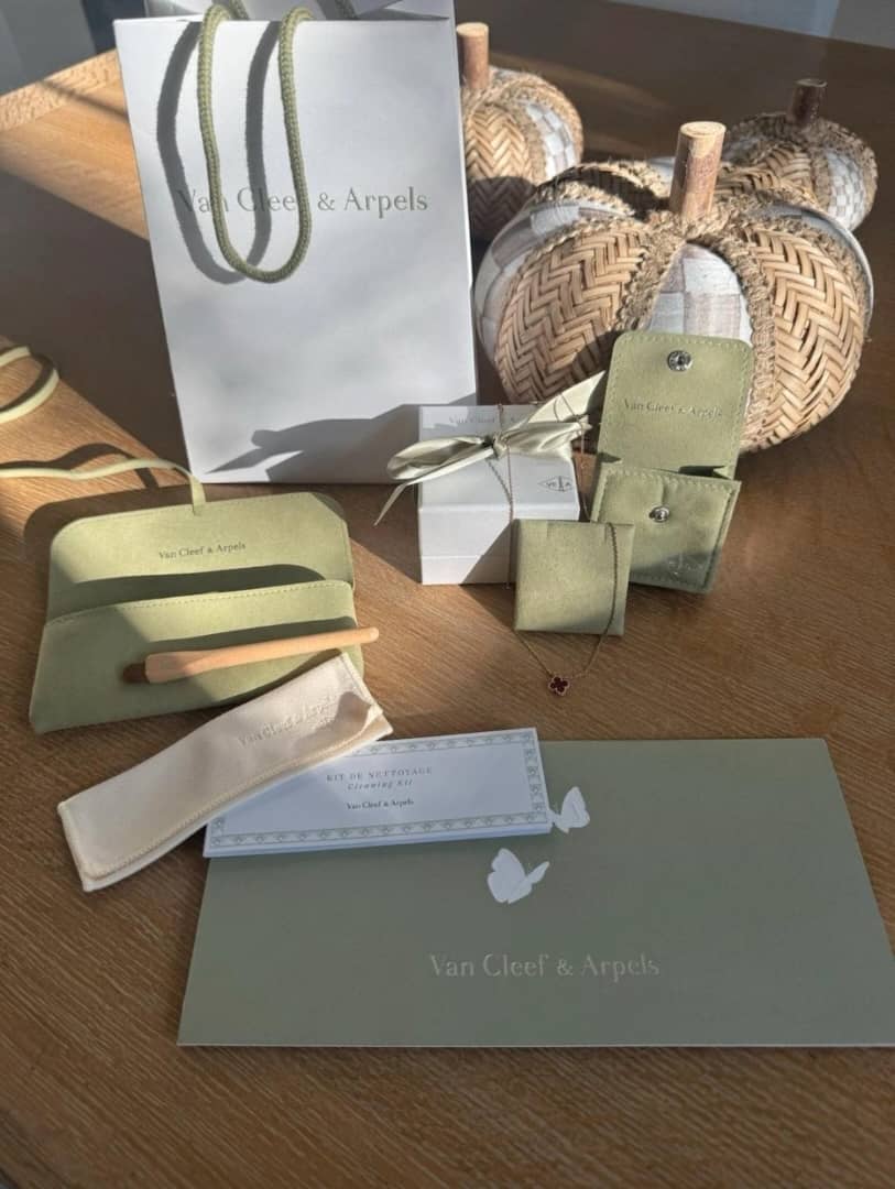 collier pendatif van cleef & Arpels sweet Alhambra en or rose 18 carats et cornaline