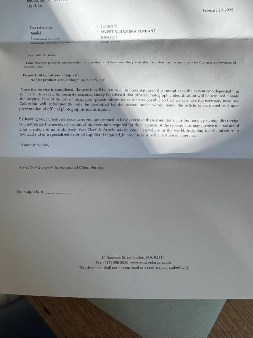 collier pendatif van cleef & Arpels sweet Alhambra en or rose 18 carats et cornaline