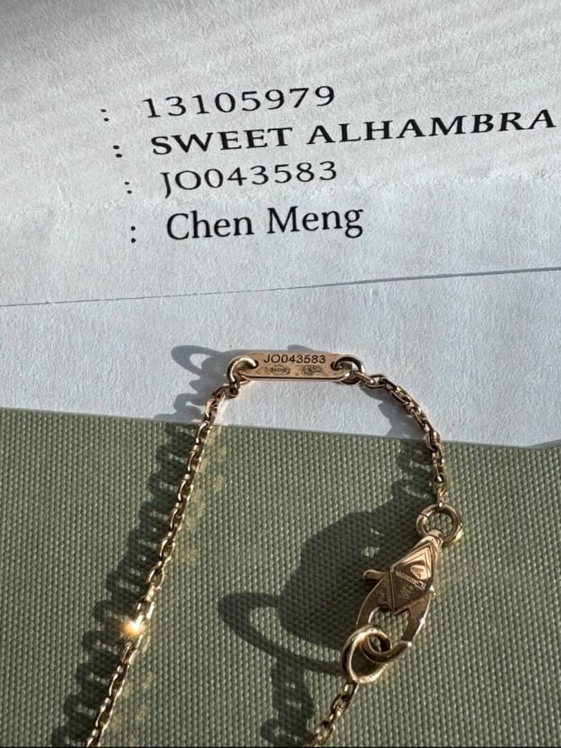 collier pendatif van cleef & Arpels sweet Alhambra en or rose 18 carats et cornaline