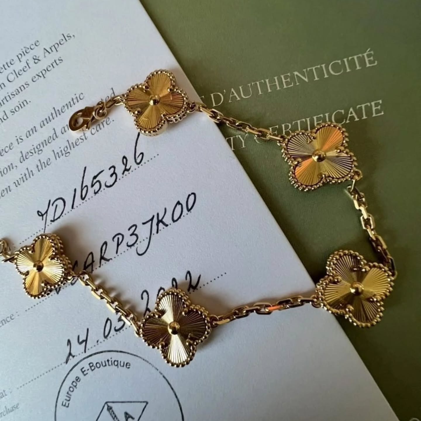 Bracelet Van Cleef & Arpels Alhambra vintage, 5 motifs, or jaune 18 carats guilloché