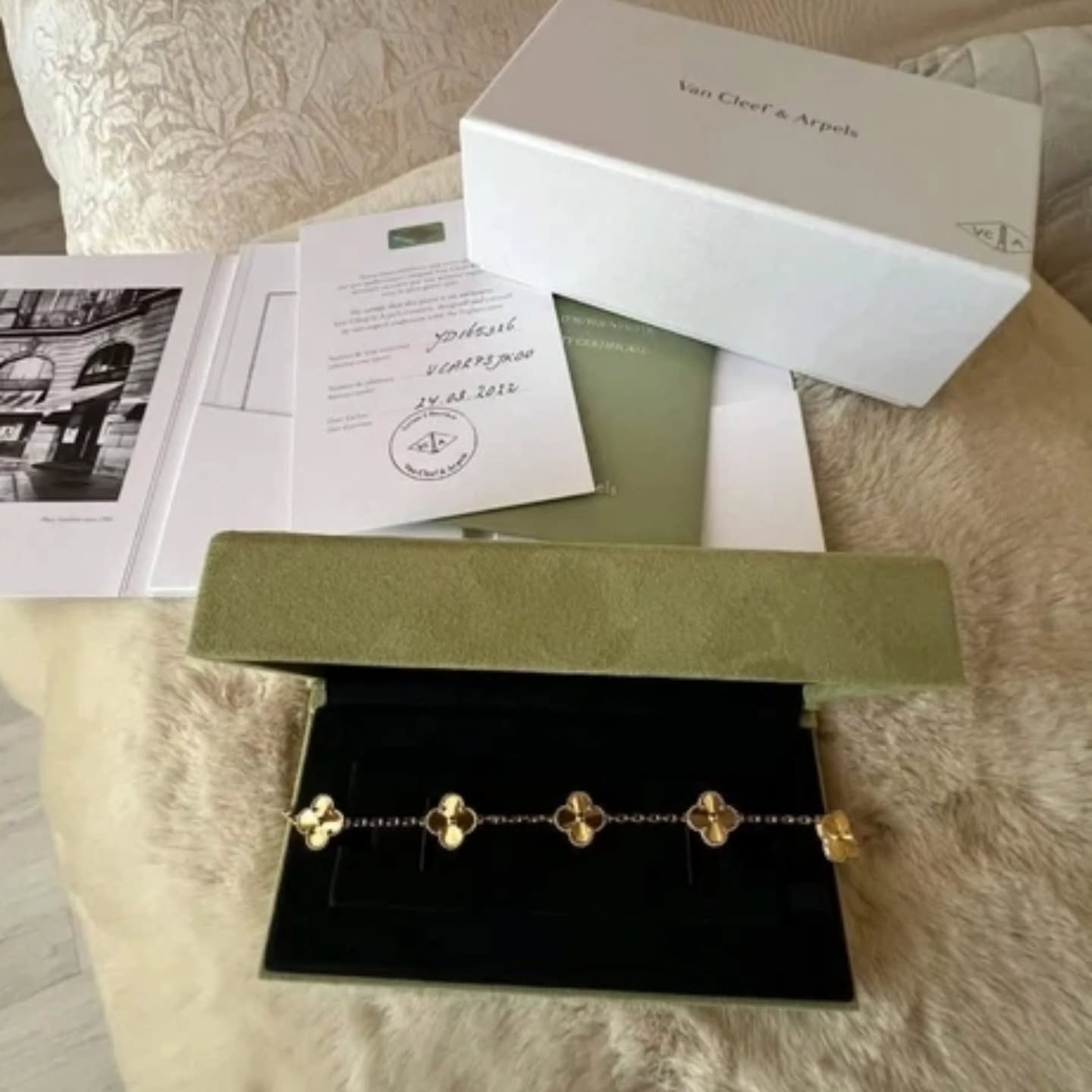 Bracelet Van Cleef & Arpels Alhambra vintage, 5 motifs, or jaune 18 carats guilloché