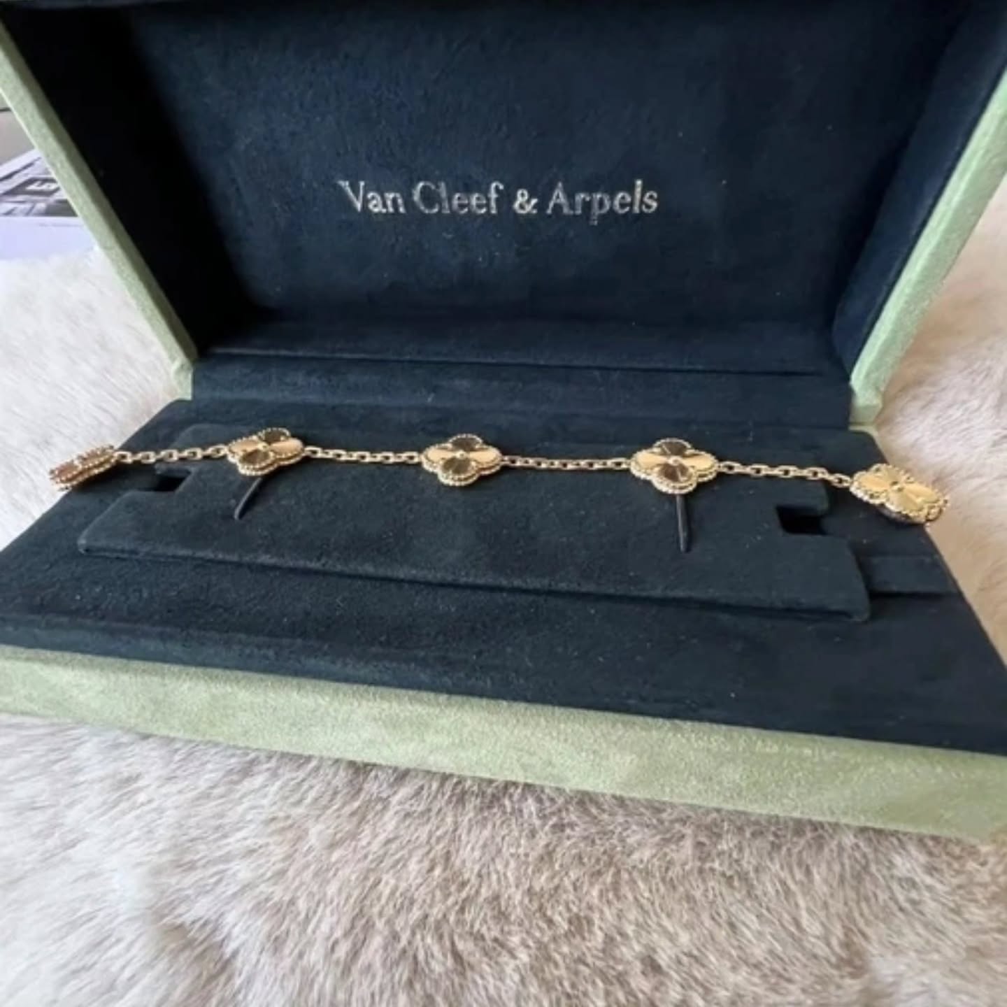 Bracelet Van Cleef & Arpels Alhambra vintage, 5 motifs, or jaune 18 carats guilloché