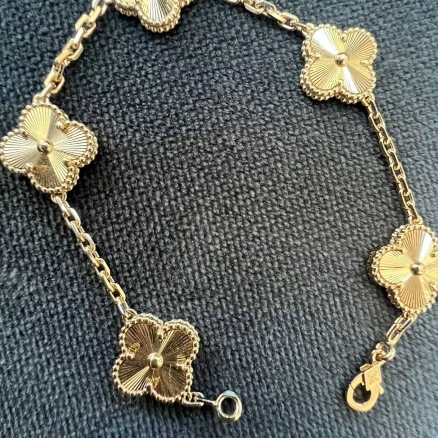Bracelet Van Cleef & Arpels Alhambra vintage, 5 motifs, or jaune 18 carats guilloché