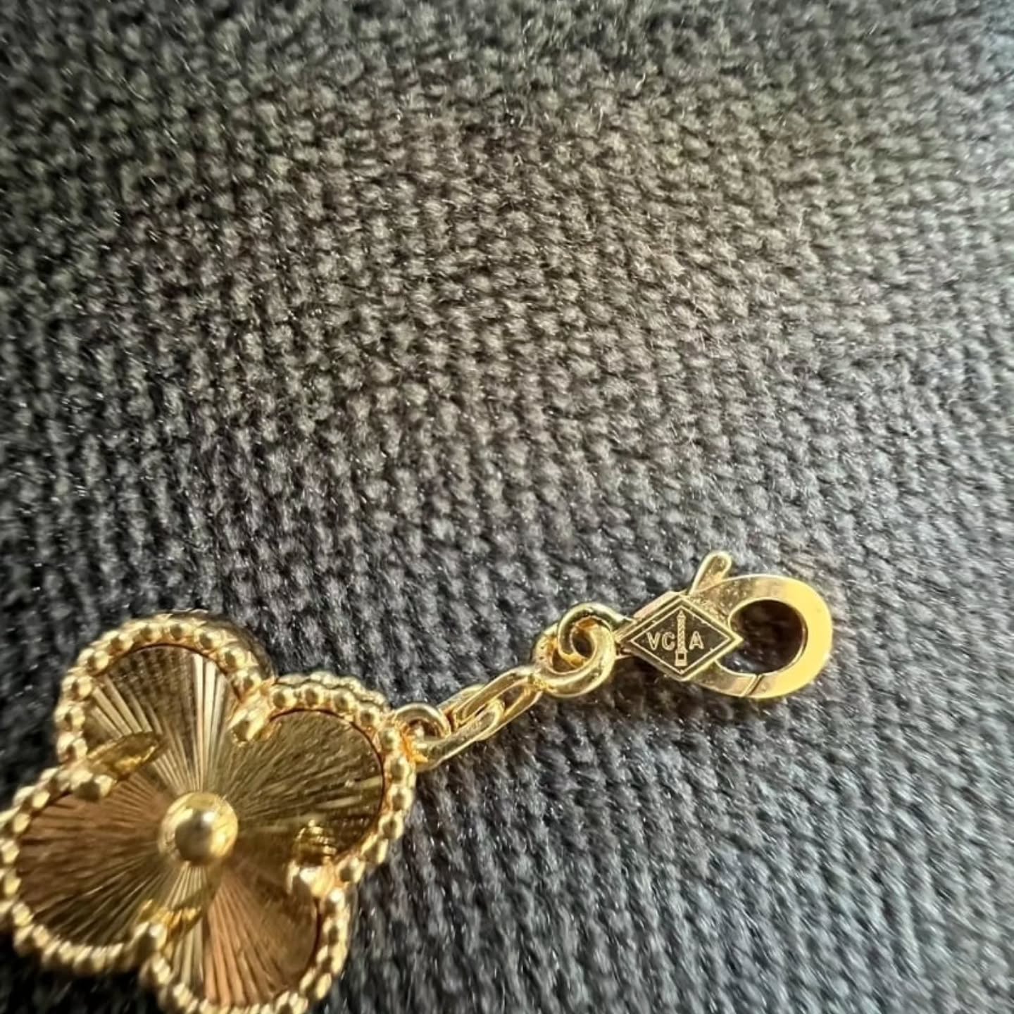 Bracelet Van Cleef & Arpels Alhambra vintage, 5 motifs, or jaune 18 carats guilloché