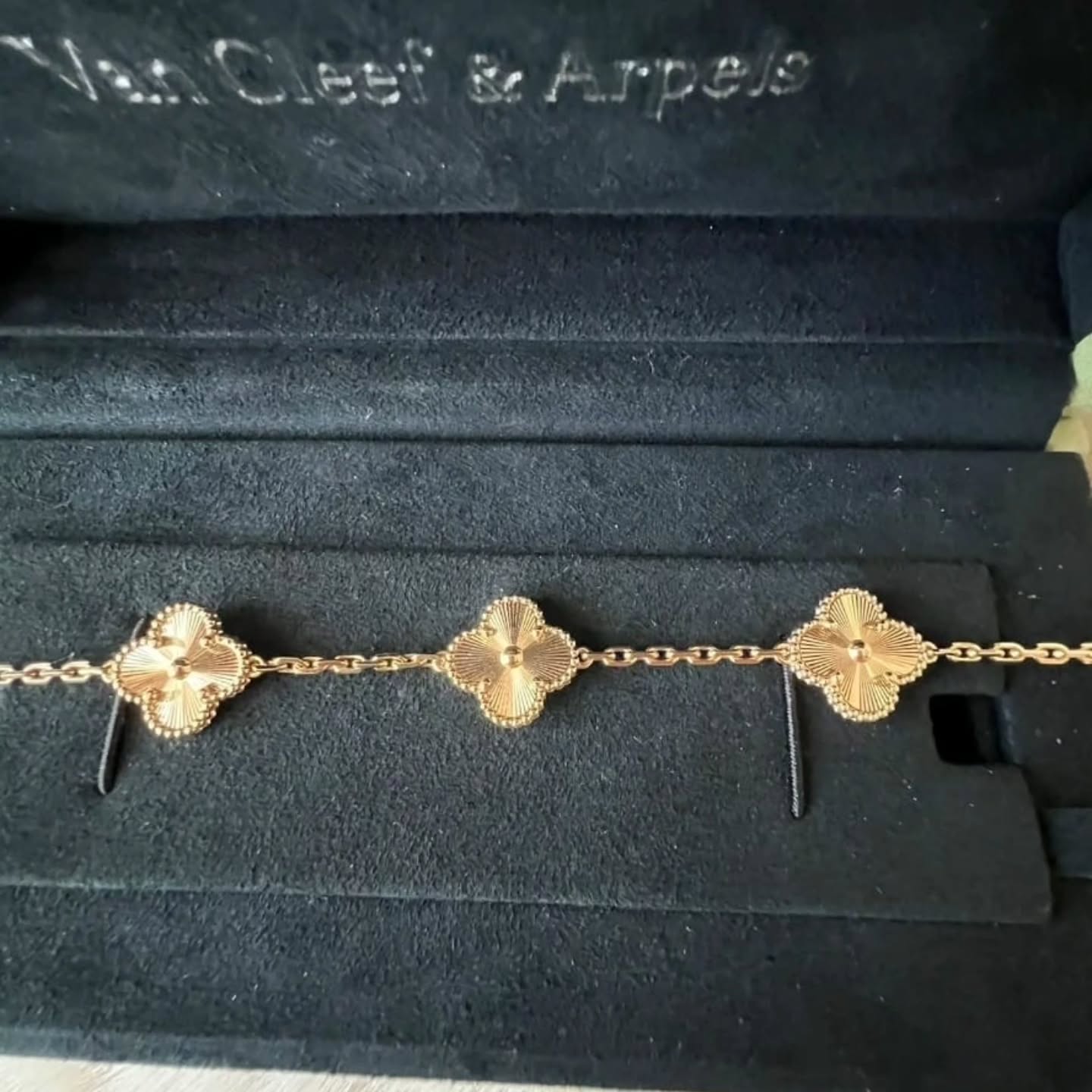 Bracelet Van Cleef & Arpels Alhambra vintage, 5 motifs, or jaune 18 carats guilloché
