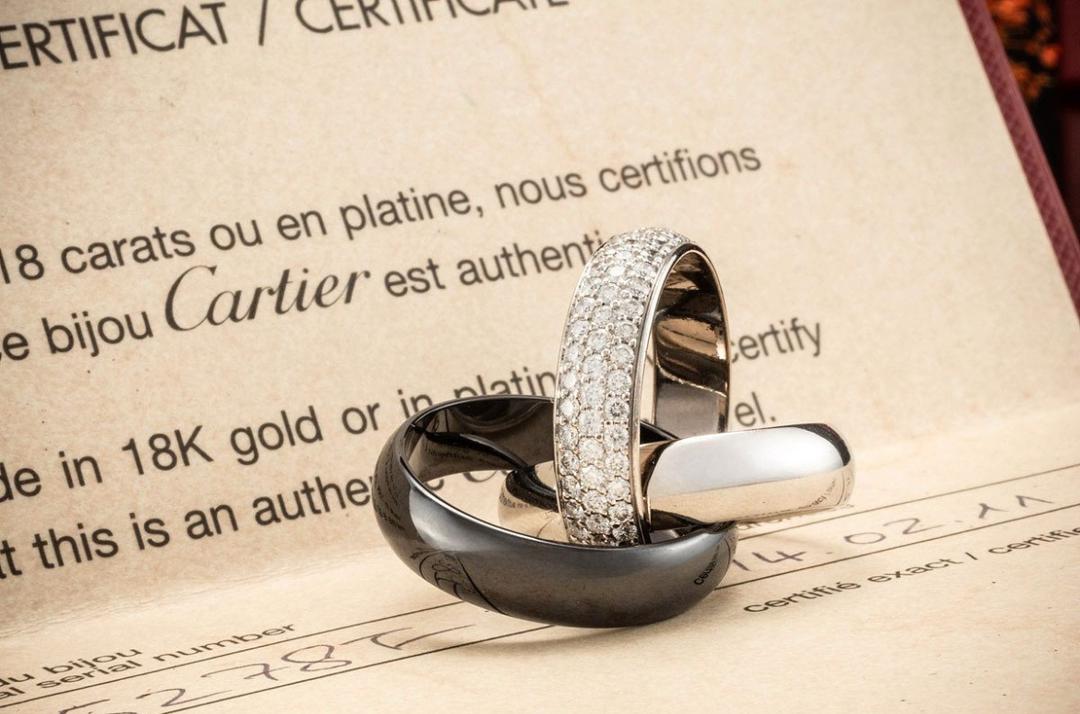 Bague Trinity Cartier avec diamants, or blanc, céramique et platine
