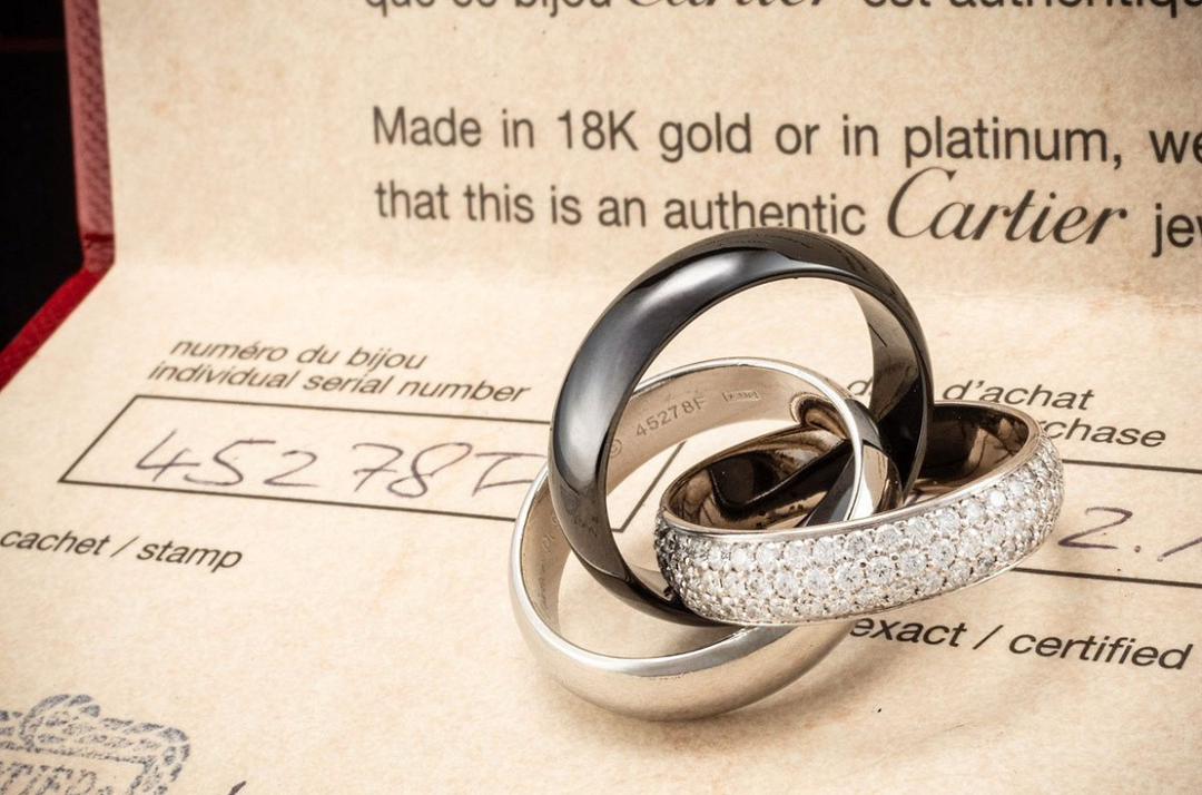 Bague Trinity Cartier avec diamants, or blanc, céramique et platine