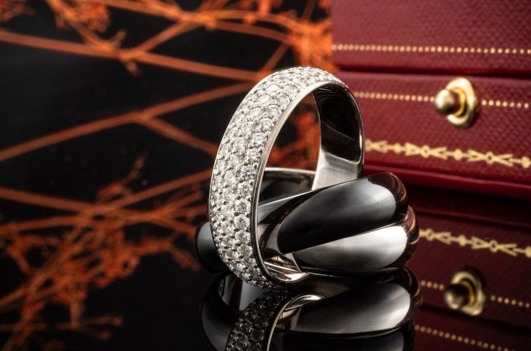 Bague Trinity Cartier avec diamants, or blanc, céramique et platine