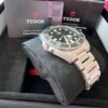 Tudor Pegalos Titane 42 mm, poignet gauche, excellent état, avec accessoires