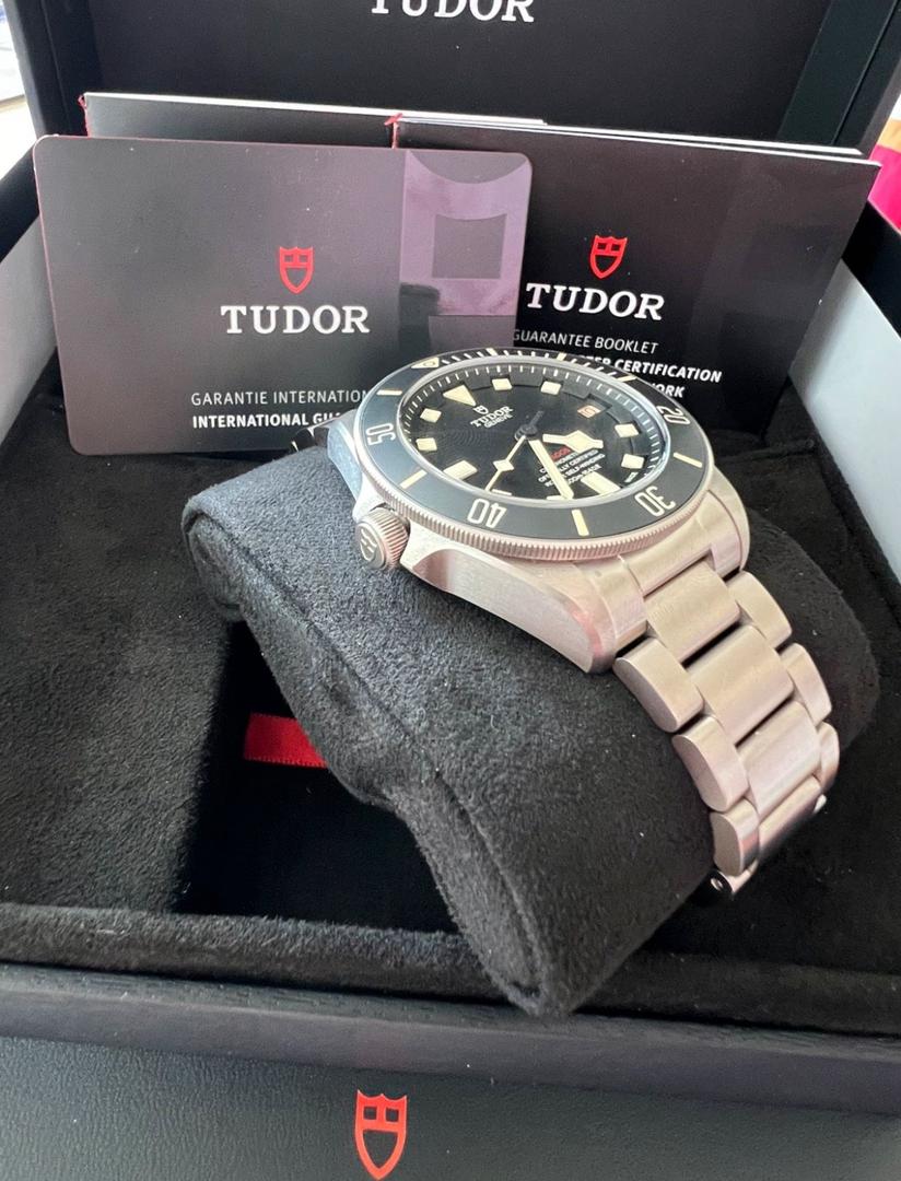 Tudor Pegalos Titane 42 mm, poignet gauche, excellent état, avec accessoires
