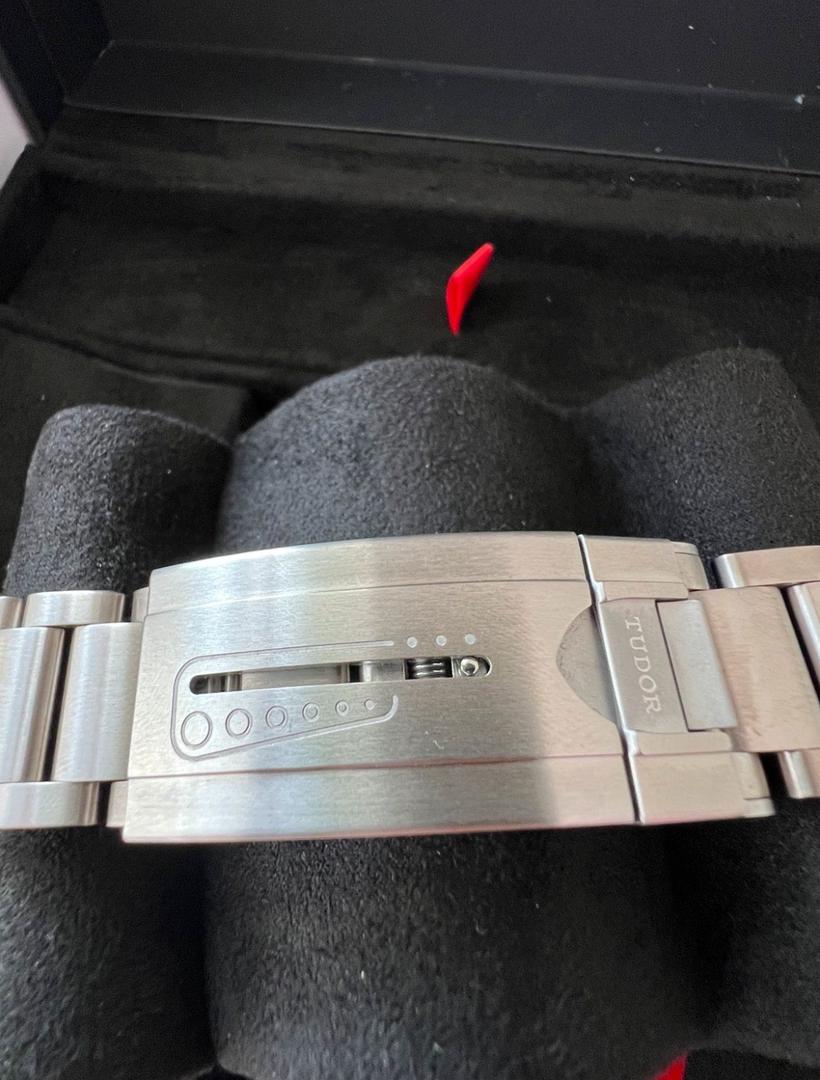 Tudor Pegalos Titane 42 mm, poignet gauche, excellent état, avec accessoires